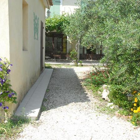 Gite Du Mas Des Oliviers Mezoargues Bagian luar foto