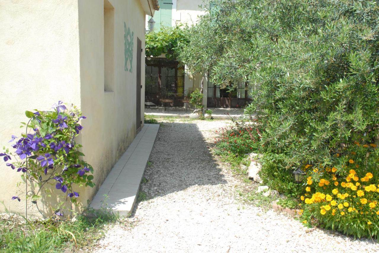 Gite Du Mas Des Oliviers Mezoargues Bagian luar foto